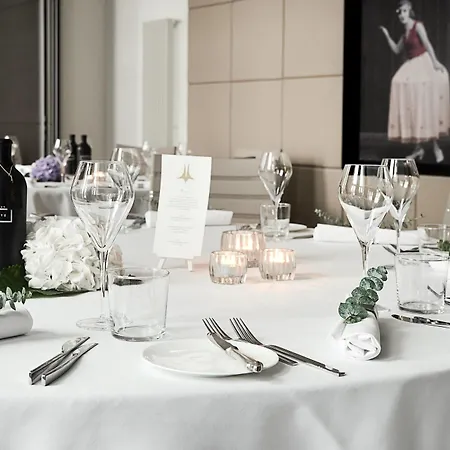 Roomers Steinplatz, Autograph Collection