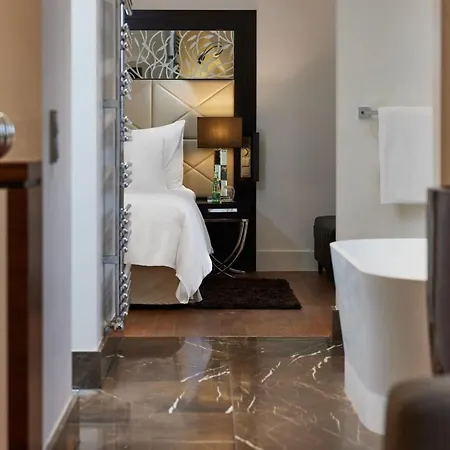 מלון Roomers Steinplatz, Autograph Collection 5*